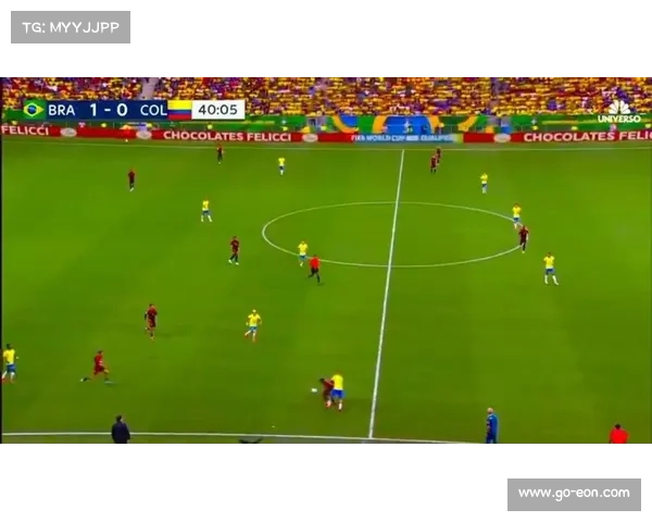 哥伦比亚世预赛前训练 J罗深夜加练任意球展现不懈拼搏精神